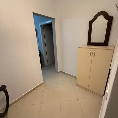 Ferit's Near Astir شقة